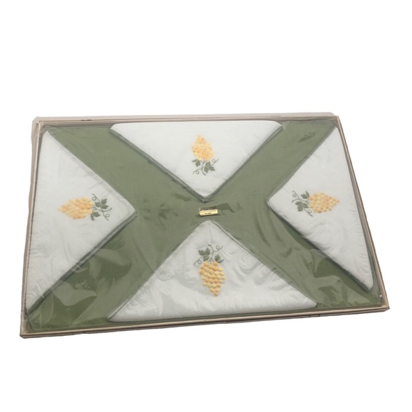 Timely Linems Bintage 8 pc Tea Set- Placemats and Napkins. New - Picture 1 of 3